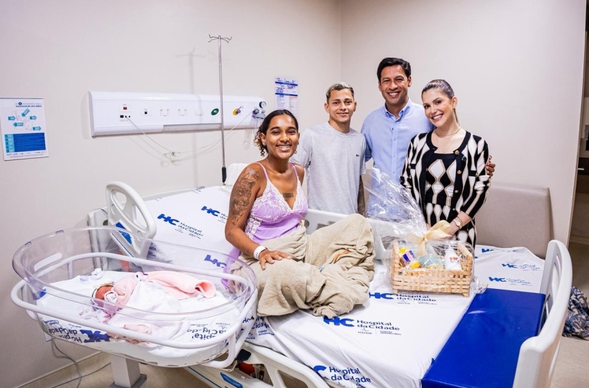 Primeira-dama e Rodrigo Cunha surpreendem ao homenagear mães no Hospital da Cidade