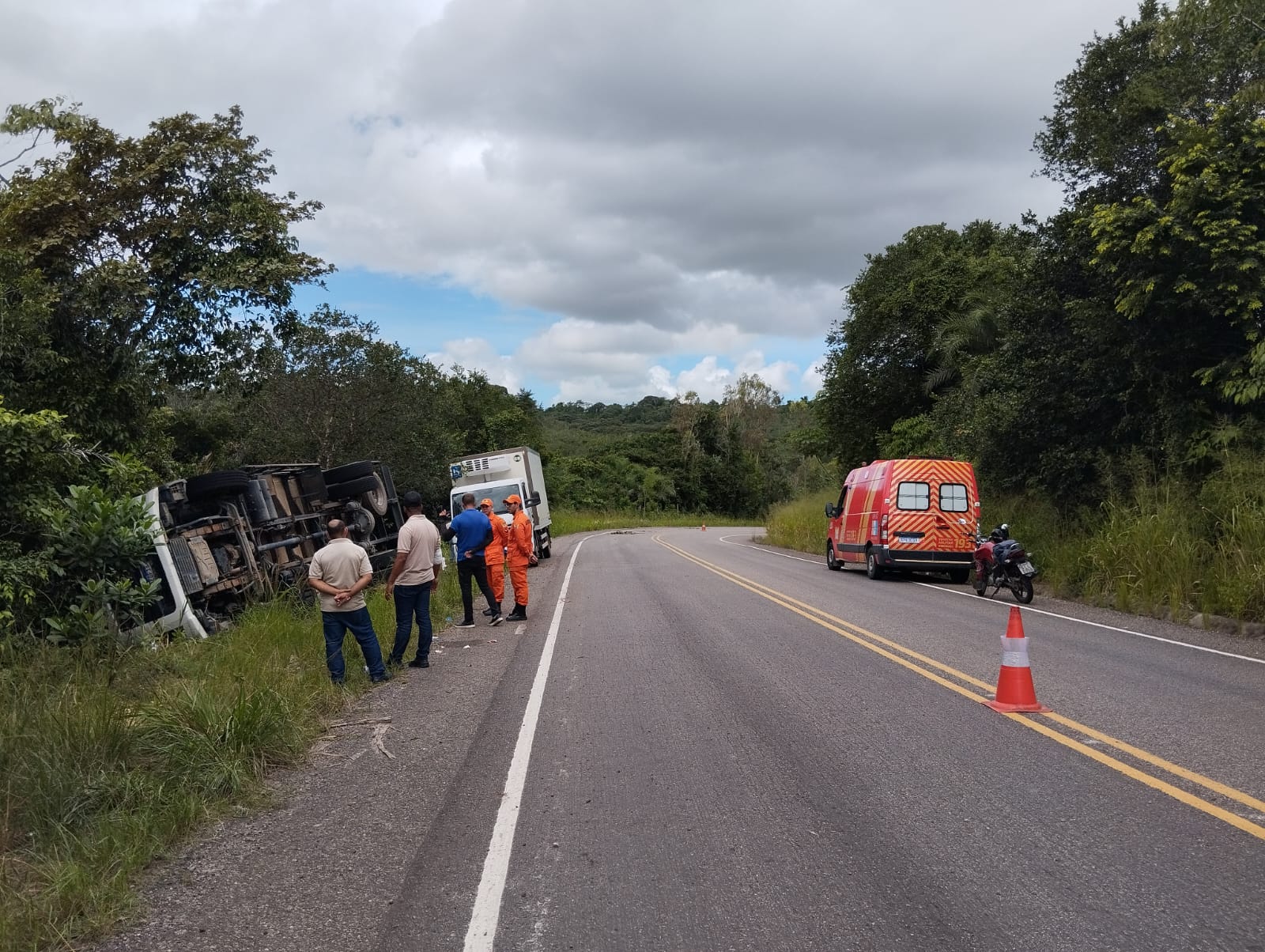 Carreta tomba e deixa três feridos na Fazenda Flor do Rocha, em Penedo