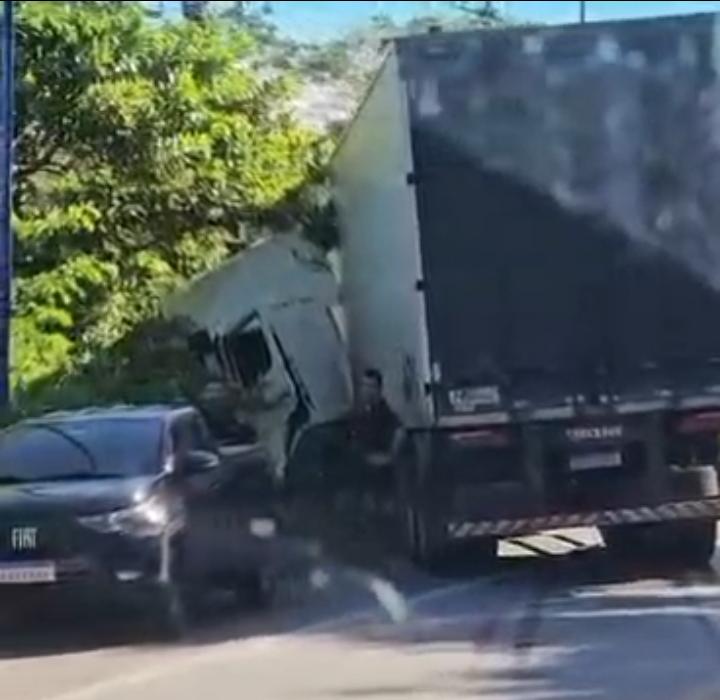 Acidente envolvendo caminhão é registrado em rodovia em Satuba