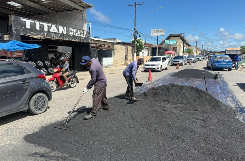 Operação Tapa-Buraco recupera pavimento da Avenida Senador Rui Palmeira