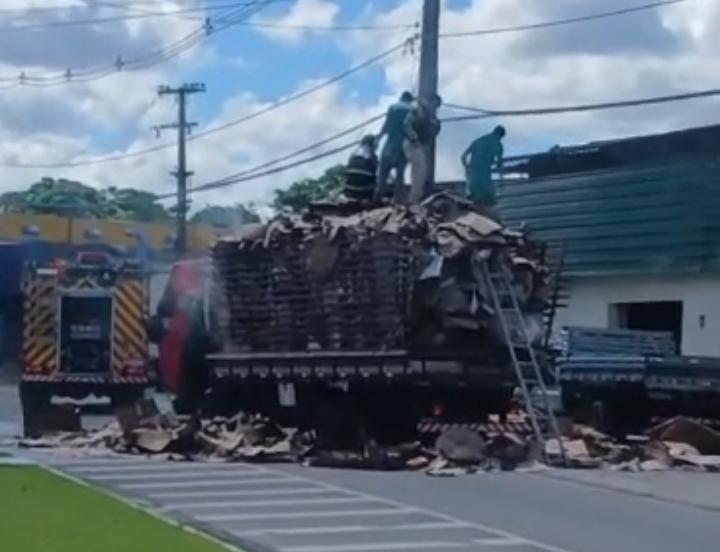 Caminhão com carga de papelão pega fogo na Av. Durval de Góes Monteiro