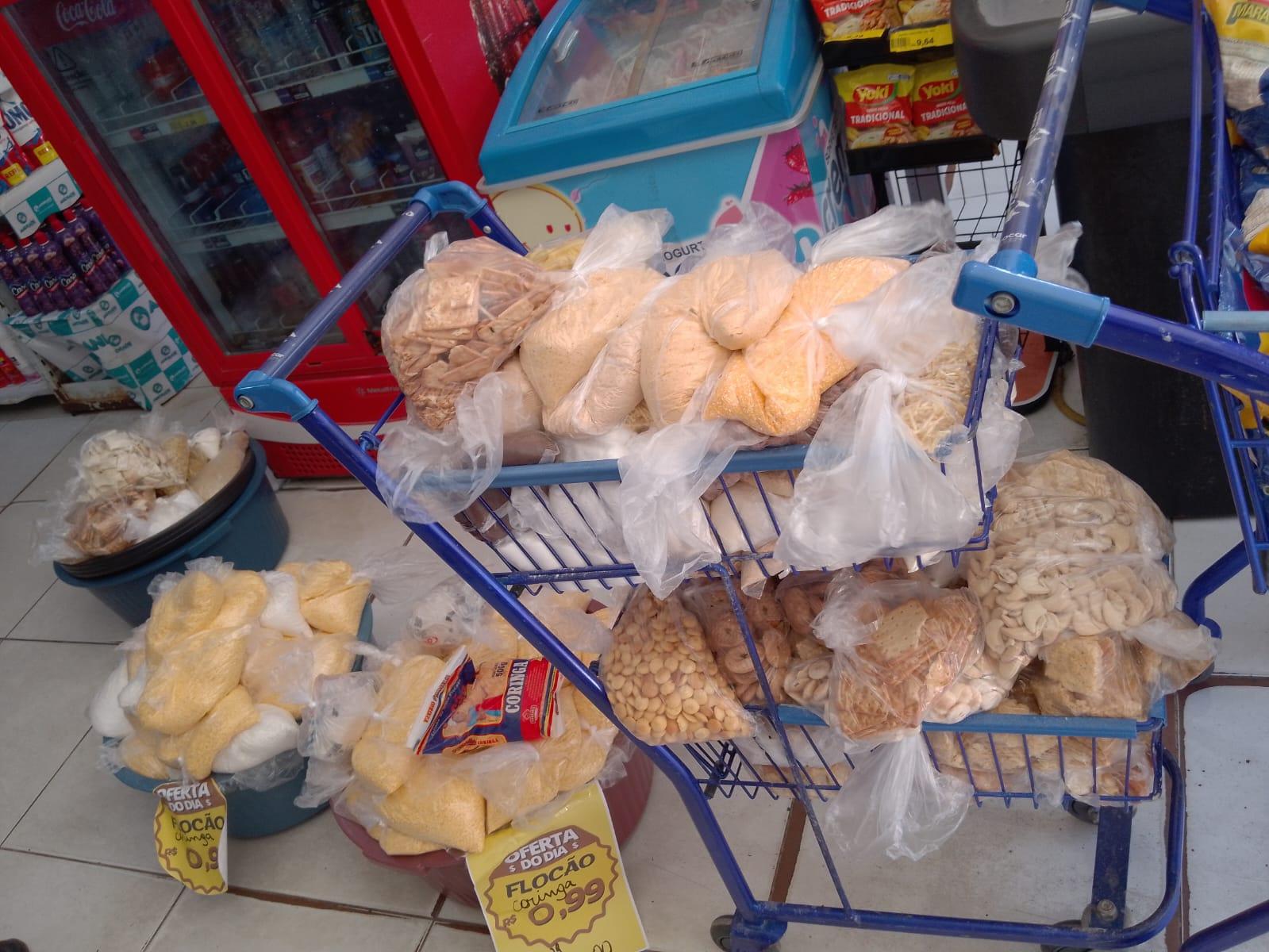 Visa apreende 300 kg de alimentos estragados em supermercados em Maceió