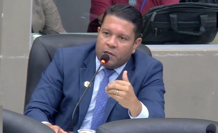 Allan Pierre pede que Prefeitura resolva acúmulo de lixo no Benedito Bentes