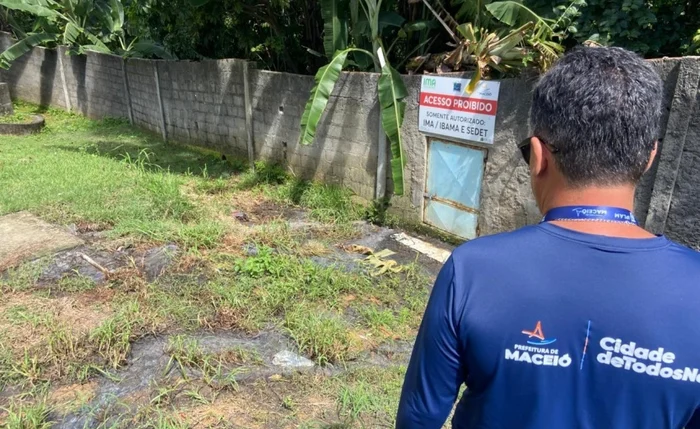 Fiscalização flagra lançamento de esgoto em riacho no Jardim Petrópolis