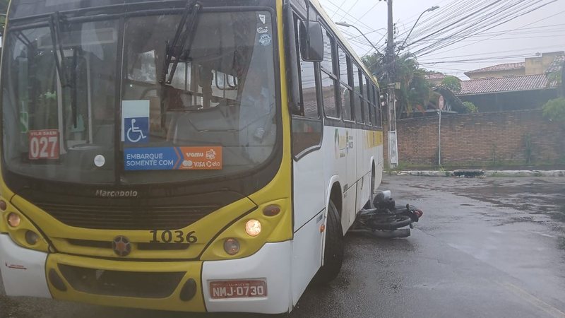 Moto fica embaixo de ônibus durante acidente registrado no bairro Pinheiro