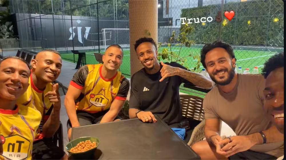 Vini Jr. faz resenha em mansão no Rio com famosos antes de se apresentar na seleção