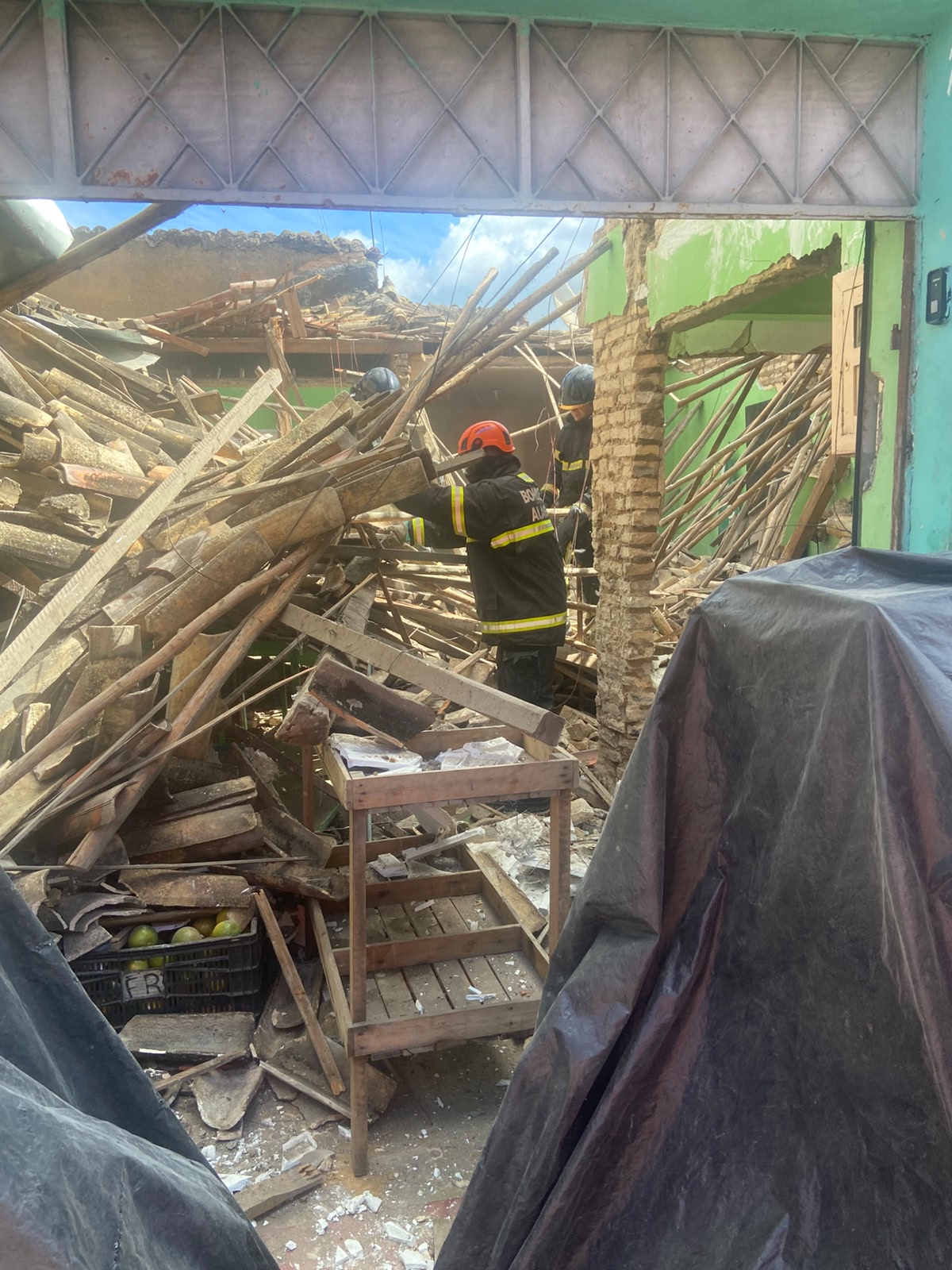 Teto de estabelecimento comercial desaba e gera tumulto em Arapiraca