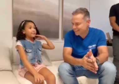 Renan Filho conhece criança que viralizou falando inglês e exalta educação pública