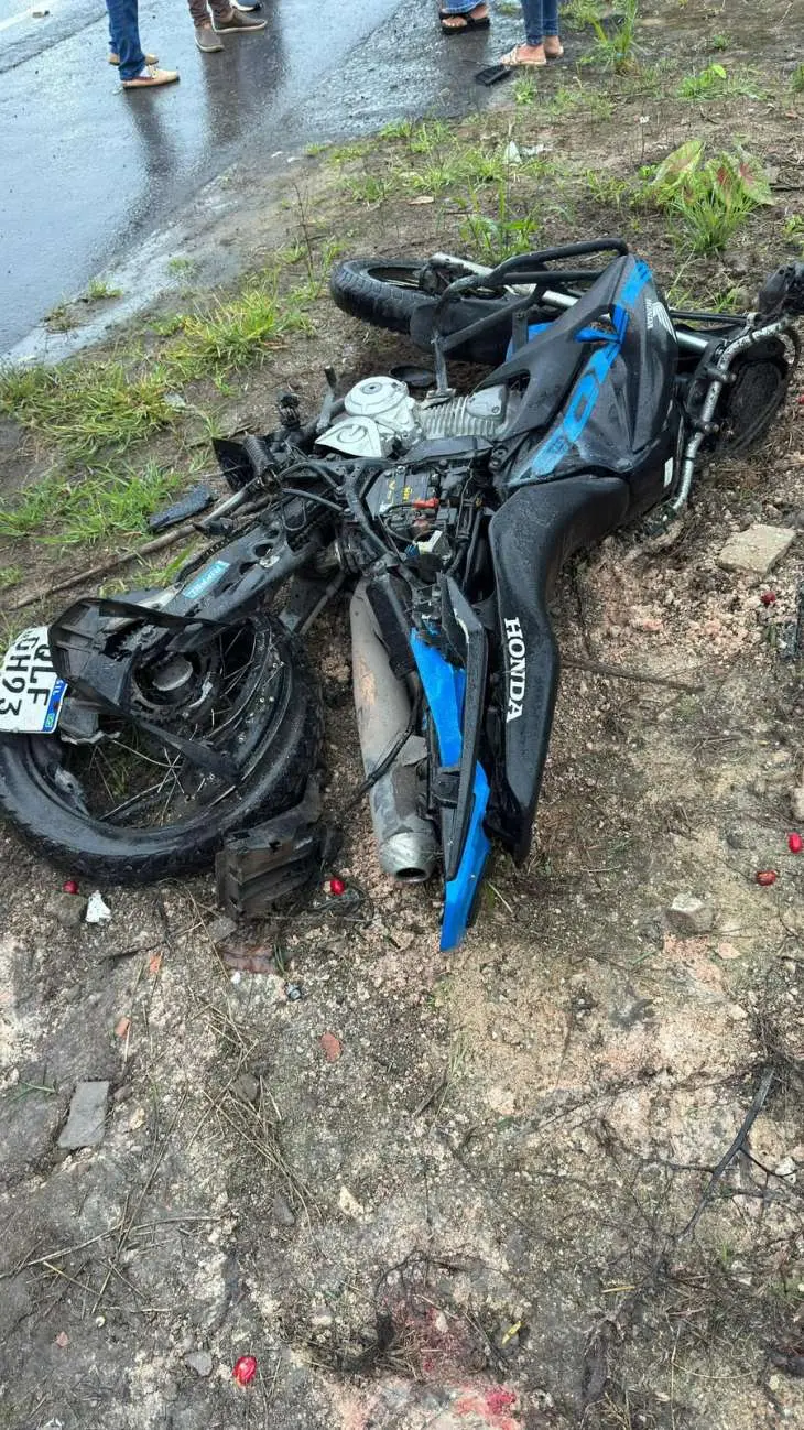 Jovem morre e outra fica ferida em colisão entre carro e moto na AL-220
