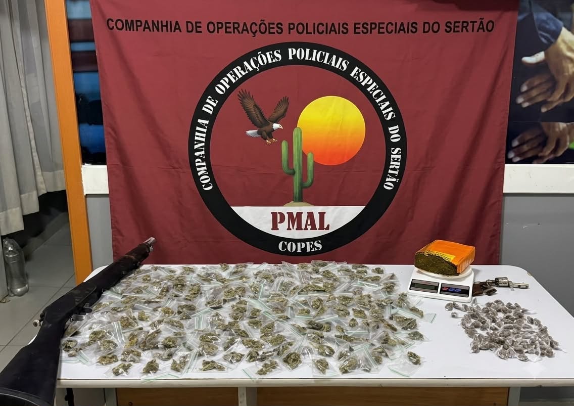 Homem é preso por porte de duas armas de fogo e 370 papelotes de maconha
