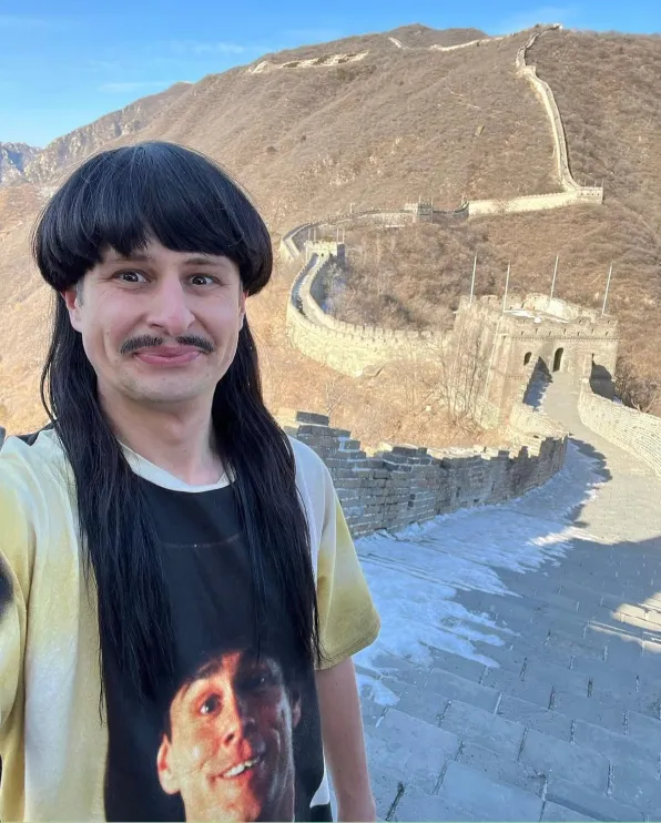 Cantor americano Oliver Tree morre em acidente de helicóptero no Rio