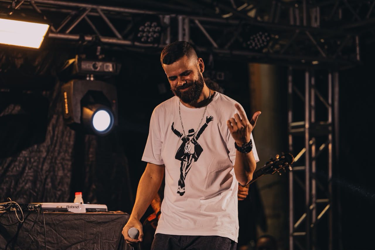 Vitor Pirralho propõe reflexão sobre a cultura da pressa em novo álbum