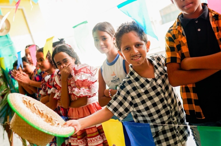 Escolas municipais encerram semestre com festejos juninos