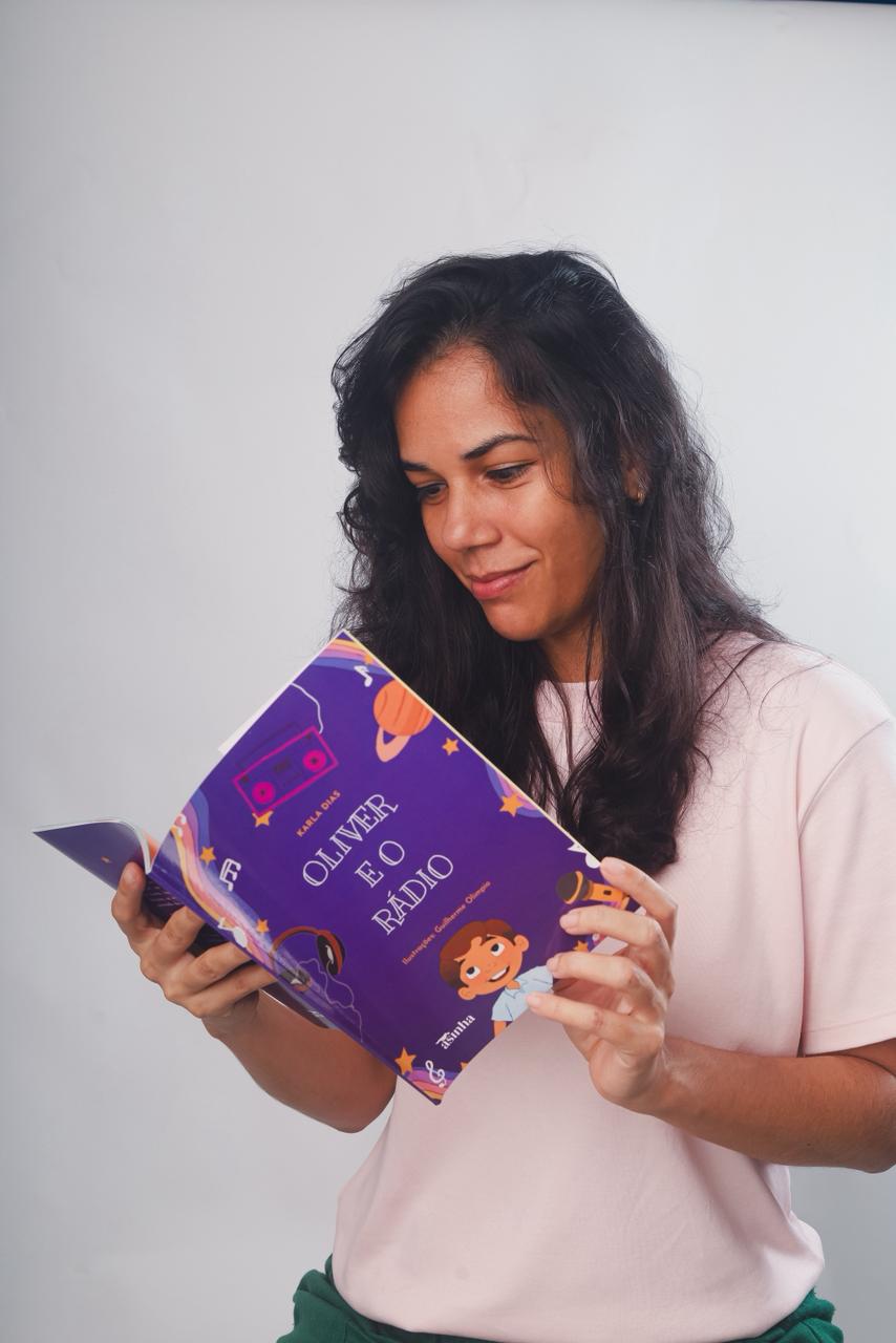 Karla Dias reflete sobre escuta ativa e relações afetivas em novo livro infantil 'Oliver e o Rádio'