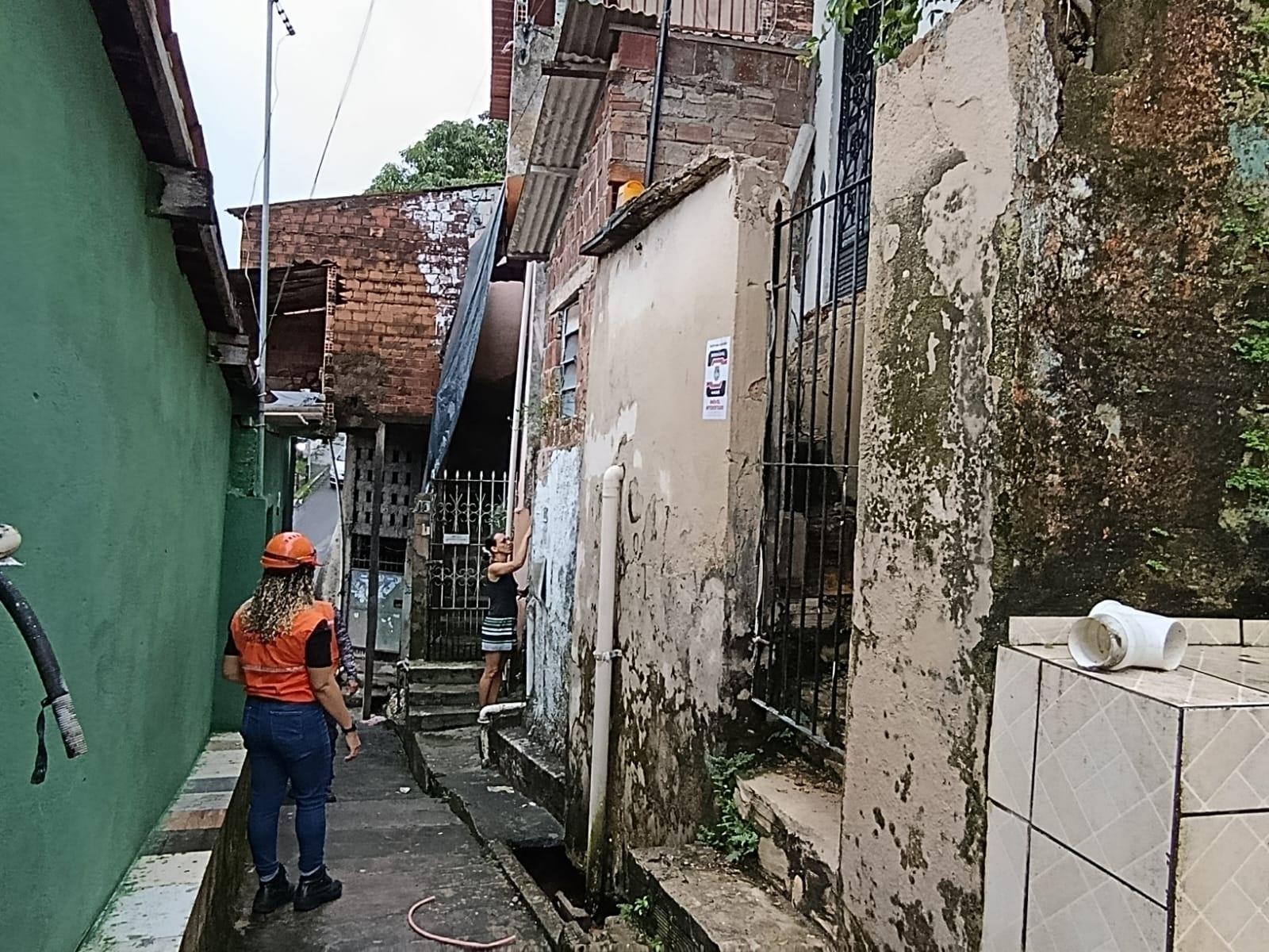 Chuvas em Maceió provocam desabamento e deixam imóvel em risco