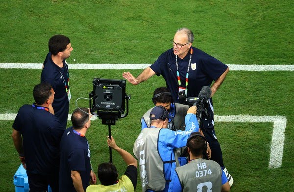 Bielsa grita com repórter após jogo que eliminou Uruguai da Copa do Mundo