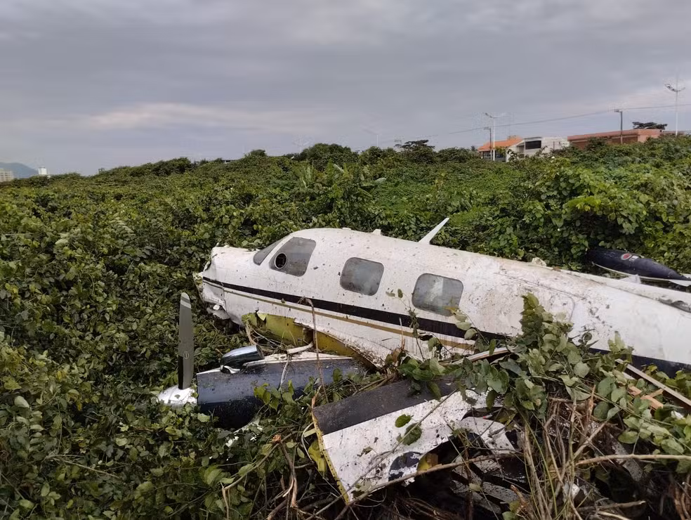 Avião de pequeno porte cai em praia de Navegantes (SC) e deixa dois feridos graves