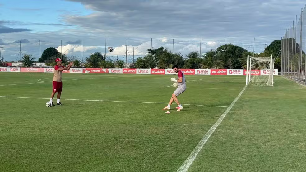 Em transição, goleiro Matheus Albino treina com bola no CT após cirurgia