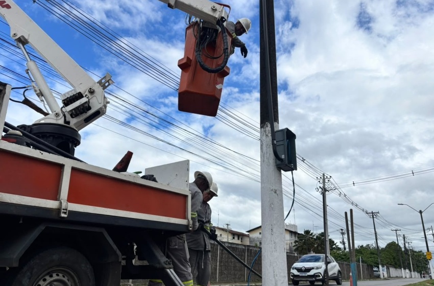 Novos comandos são instalados na rede de iluminação na Av. Galba Novaes de Castro