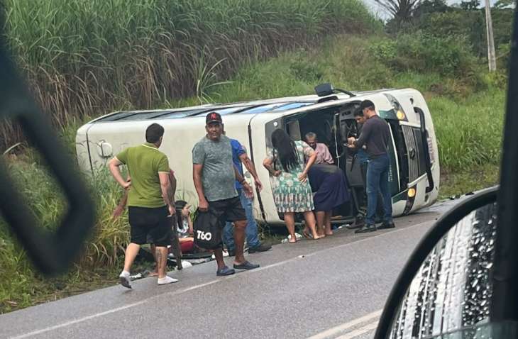 Van tomba após motorista perder o controle em curva na AL-105