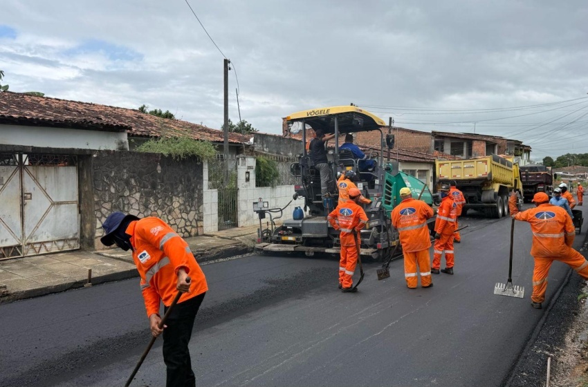 Serviços de pavimentação e drenagem são realizados em ruas da parte alta de Maceió
