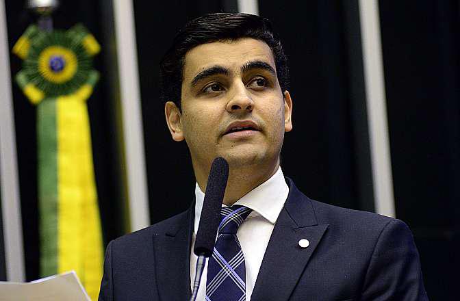 Atrás nas pesquisas, JHC é testado em cenário para o Senado Federal