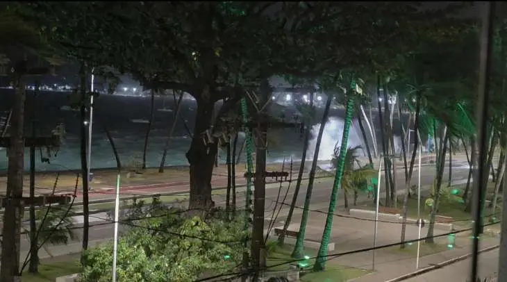 Ressaca do mar impressiona pela força e causa estragos na orla de Ponta Verde