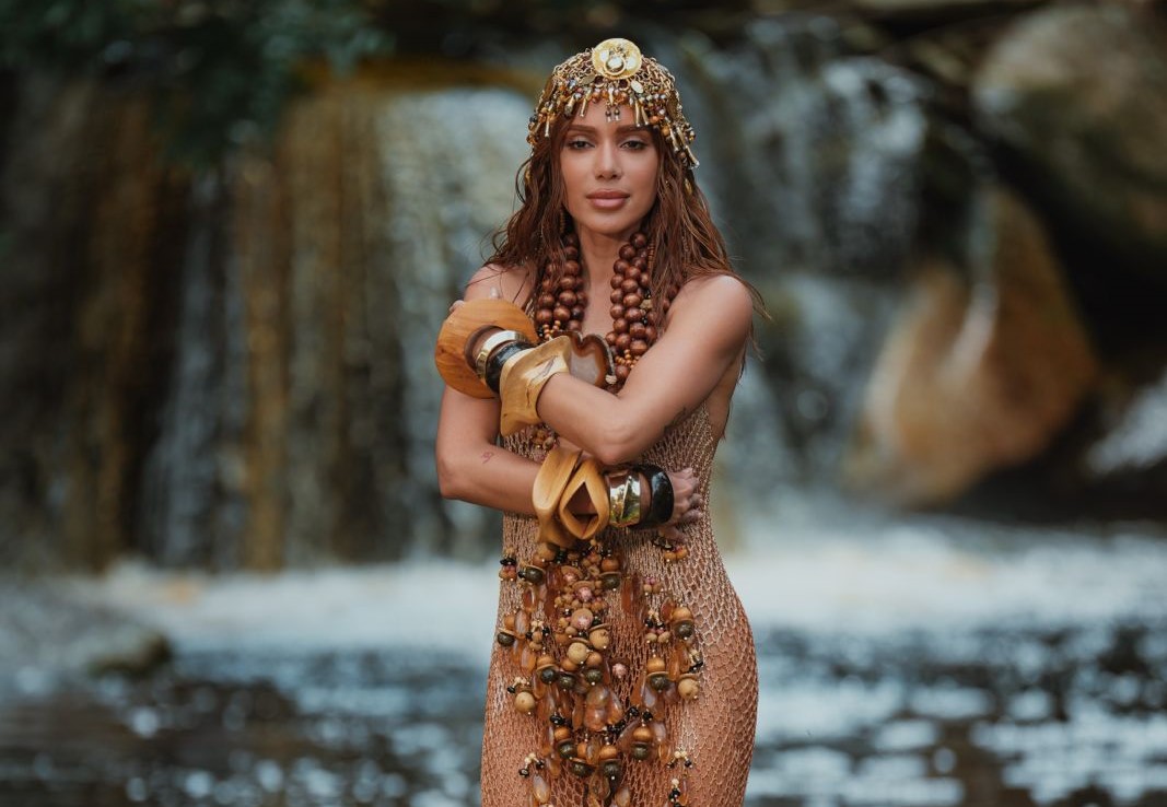 Anitta inova ao criar linha de cosméticos em alusão ao novo álbum 'Equilibrium'