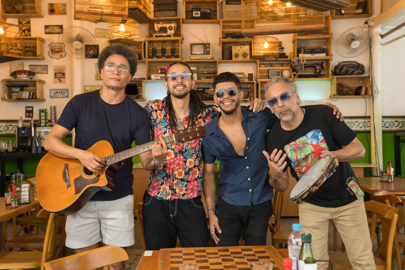 Músicos alagoanos desafiam rótulos em encontro entre samba e brega no mesmo palco