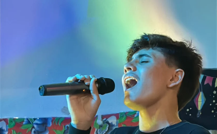 Cantor de 16 anos de Maceió participa do reality 'Canta Comigo Teen', da Record TV