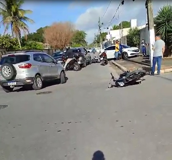 Motorista avança cruzamento e atinge quatro motocicletas em Arapiraca