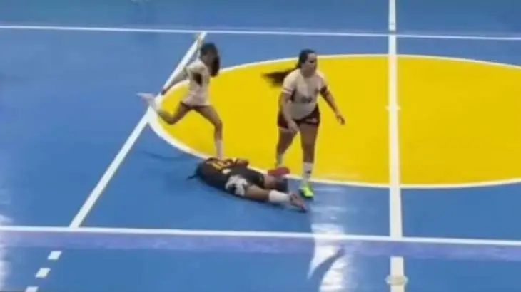 Jogadora que chutou rival na cabeça é suspensa por cinco anos no Ceará