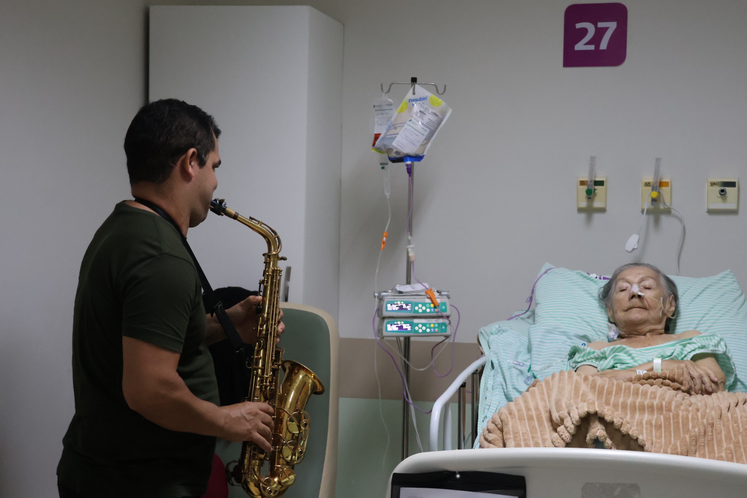 Música e afeto transformam ambiente hospitalar durante a Semana dos Avós em Maceió
