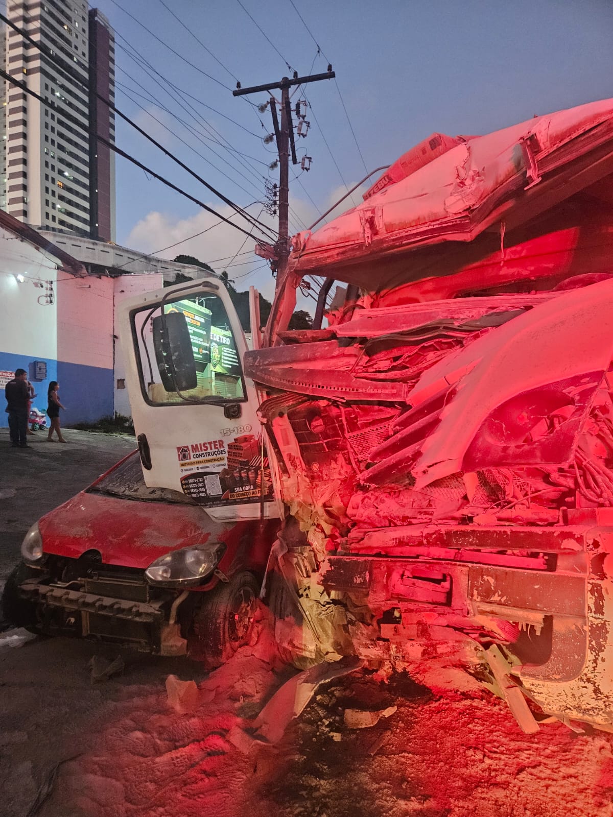 Engavetamento na Levada deixa 3 pessoas presas às ferragens em Maceió