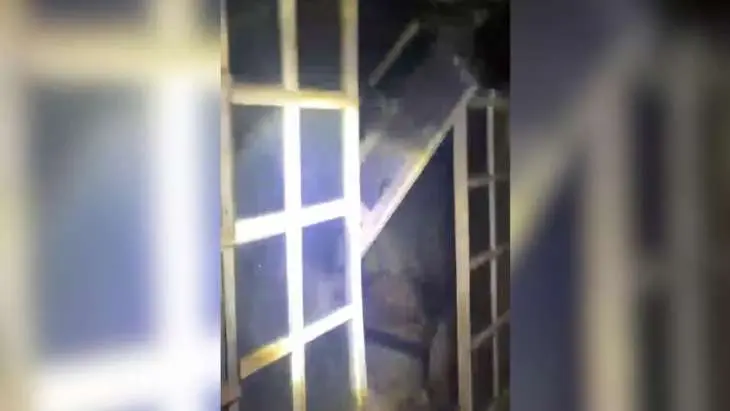 Após ser rejeitado, homem incendeia casa com mulher desacordada dentro