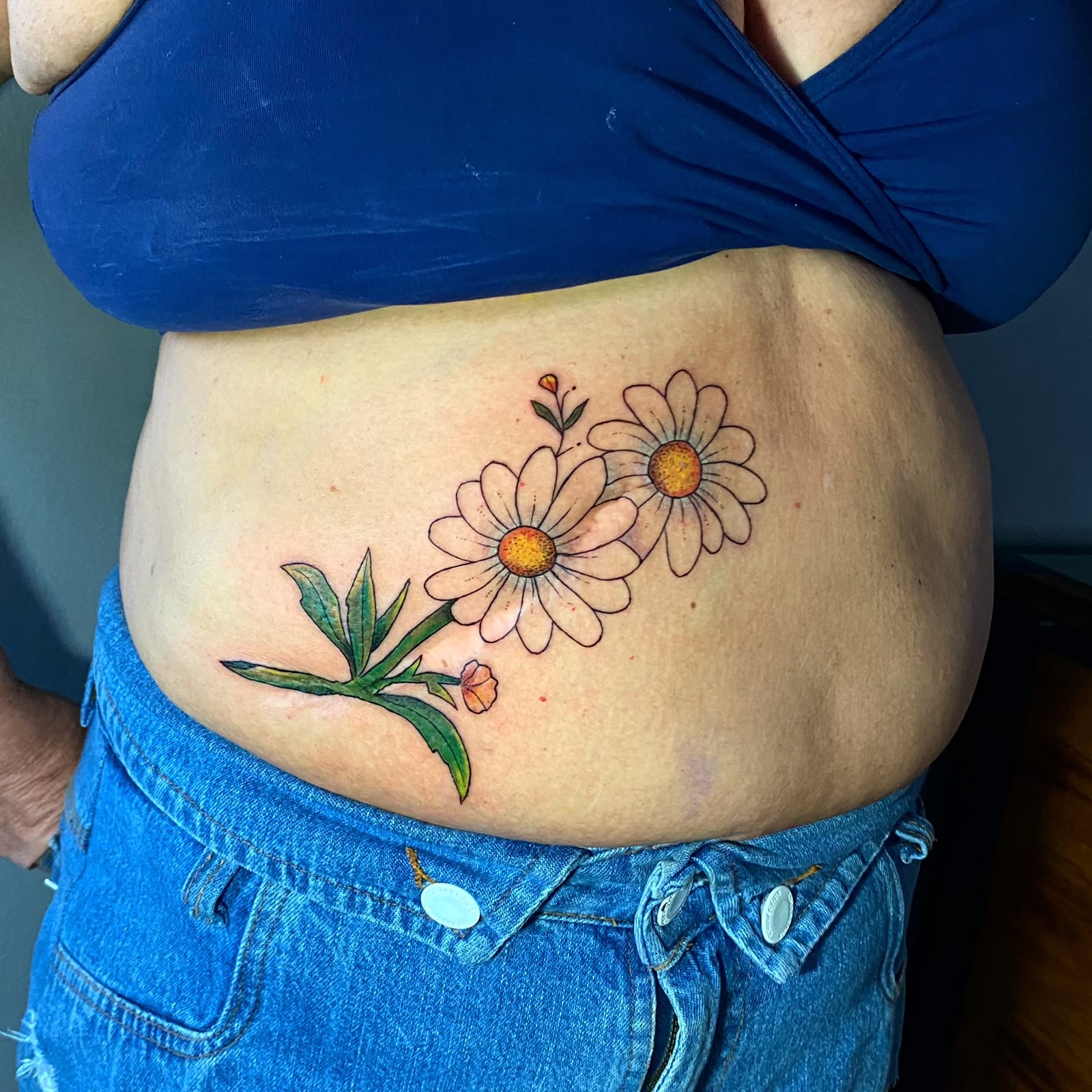 Projeto social 'Linhas de Recomeço' transforma cicatrizes em arte por meio de tatuagens