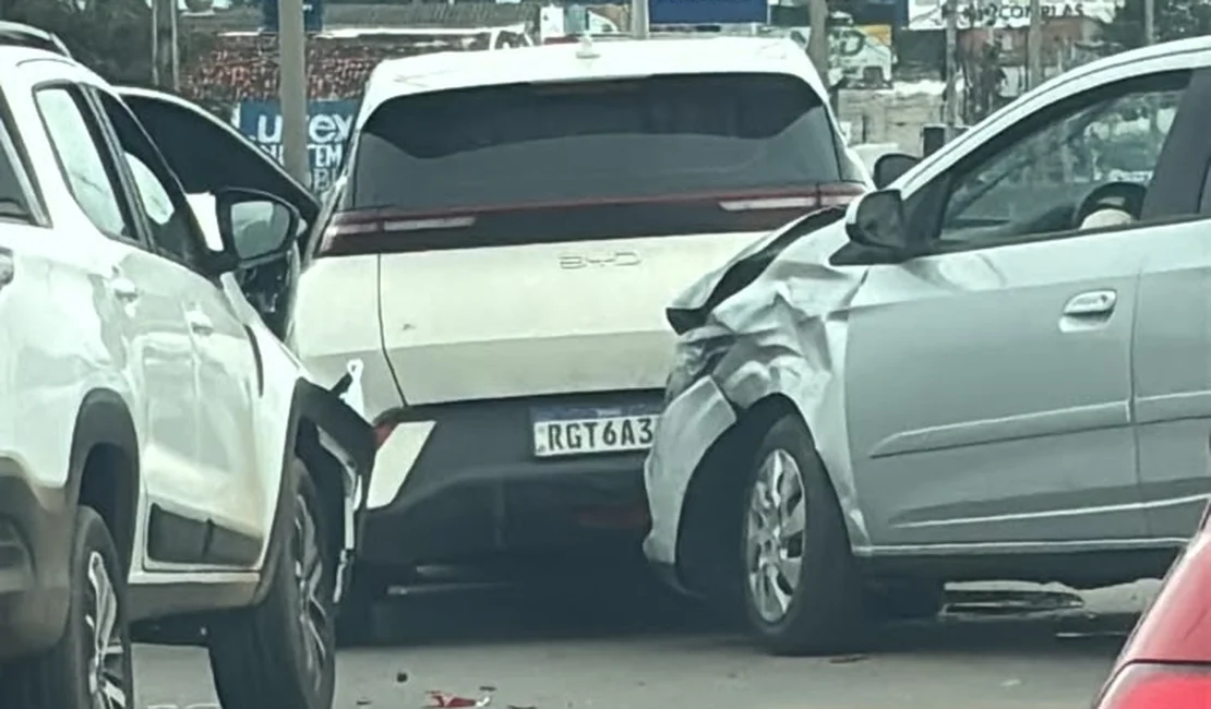 Engavetamento entre quatro veículos deixa apenas danos materiais em Arapiraca
