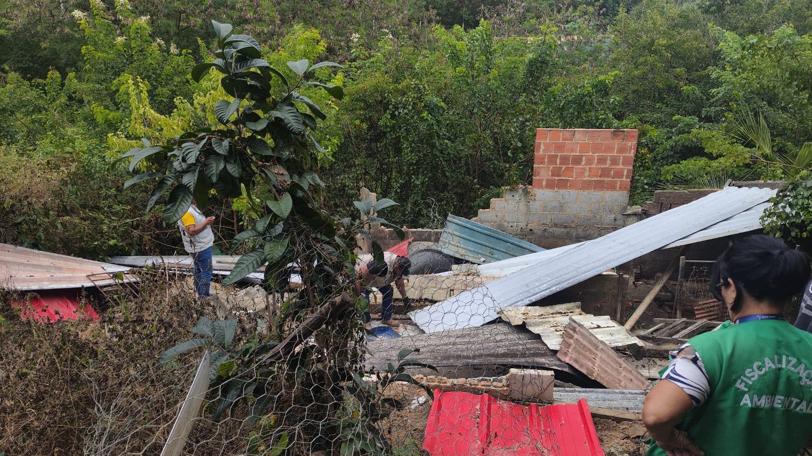 Pocilga é demolida por funcionamento irregular no São Jorge, em Maceió