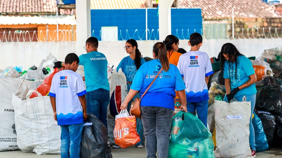Plastitroque arrecada 2,6 toneladas de plástico e troca em alimentos e kits