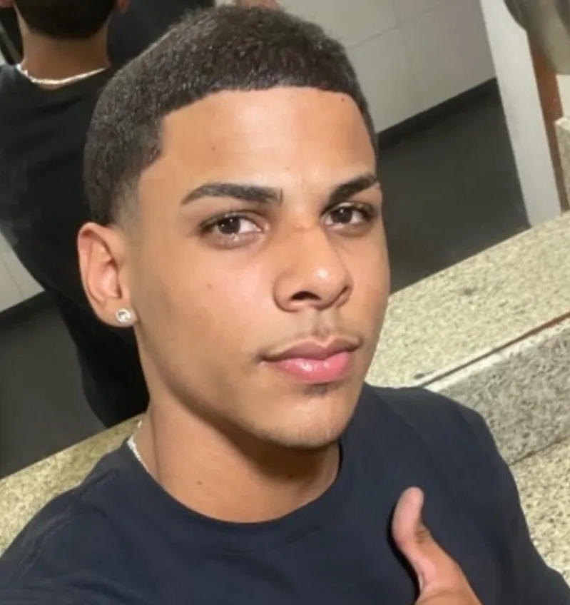 Motociclista perde o controle e bate contra carro estacionado em Arapiraca