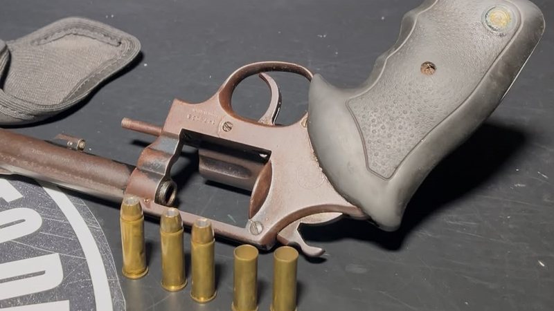 Polícia apreende revólver calibre 38 em patrulha no bairro Ipioca