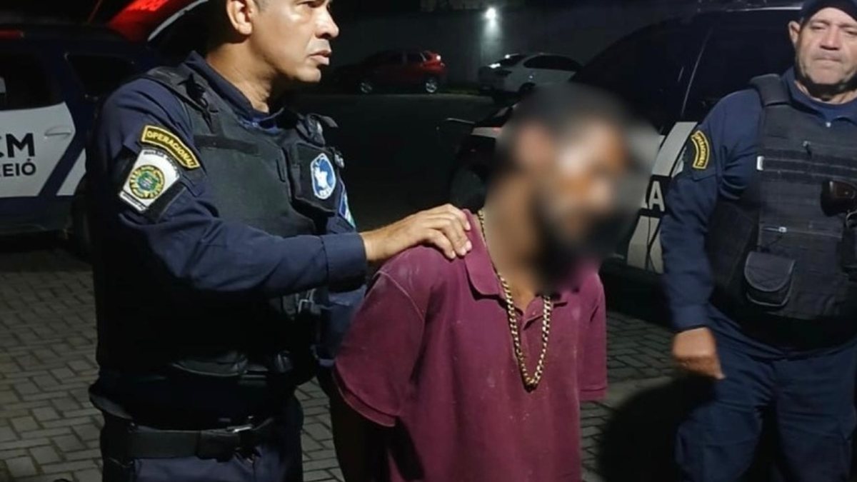 Homem é preso em flagrante após furtar fios de comércio no Farol