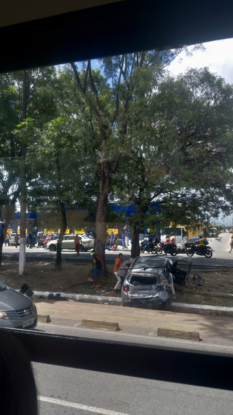 Caminhão desgovernado atinge carros e motos no Santos Dummond