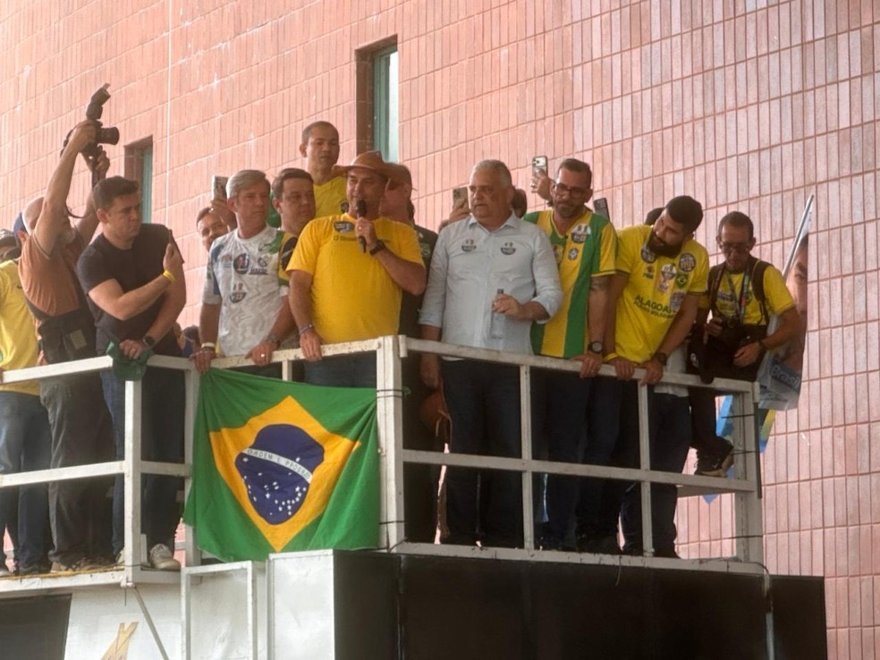 Flávio Bolsonaro faz discurso em Maceió com foco no combate ao crime