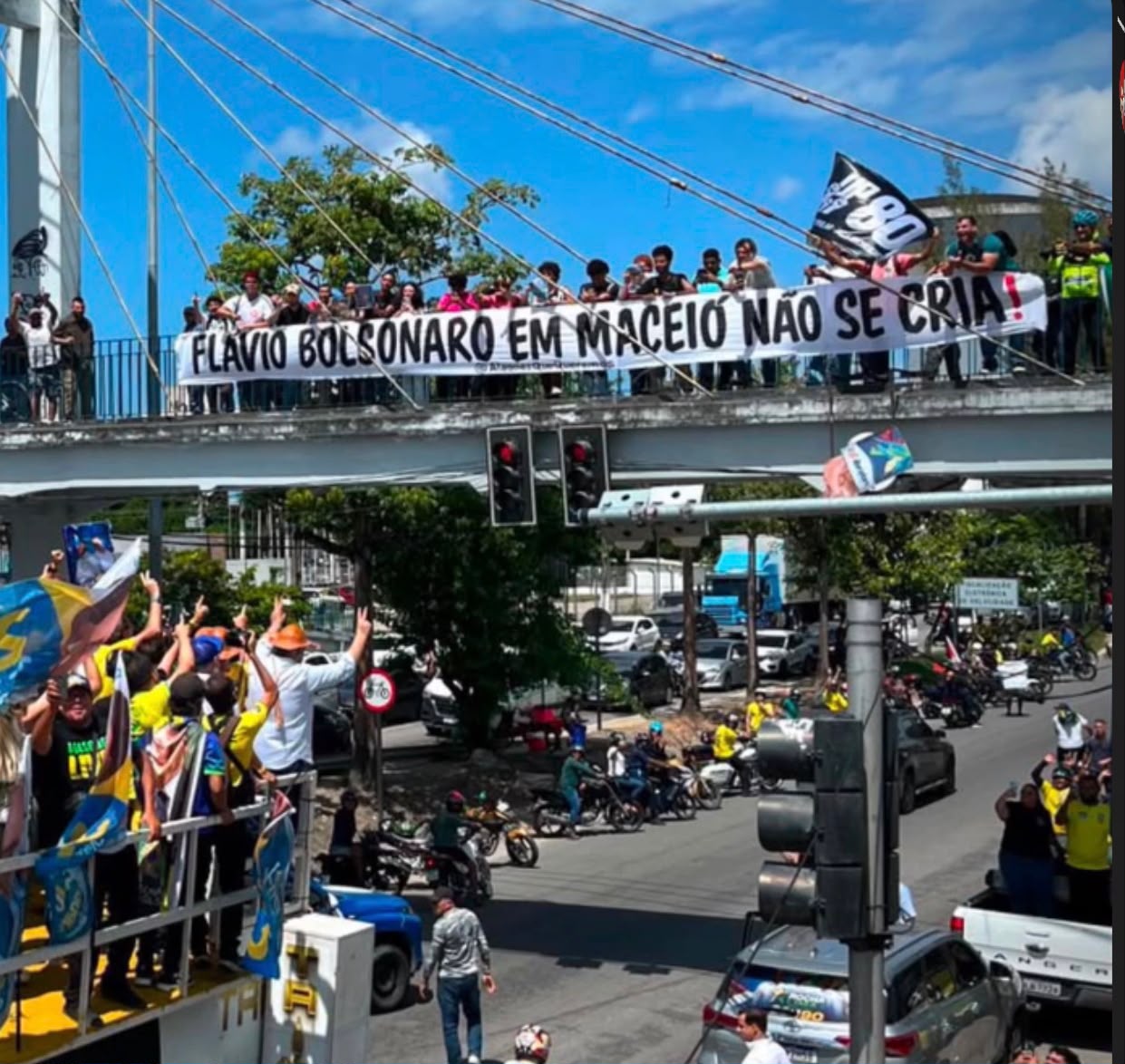 Fleming participa de protesto contra Flávio Bolsonaro (PL) e faz panfletagem na Ufal
