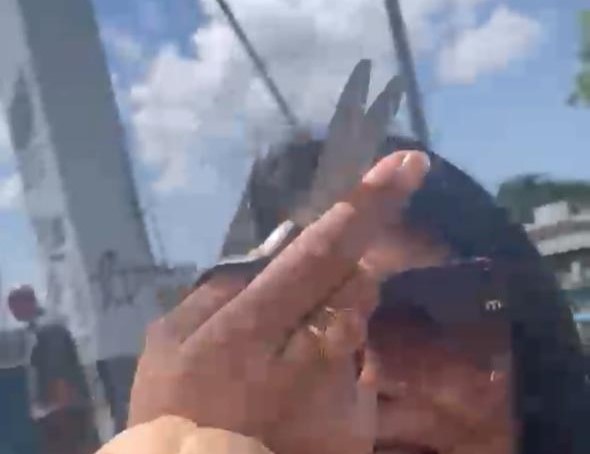 Mulher agride estudante com tesoura durante protesto contra Bolsonaro em Maceió