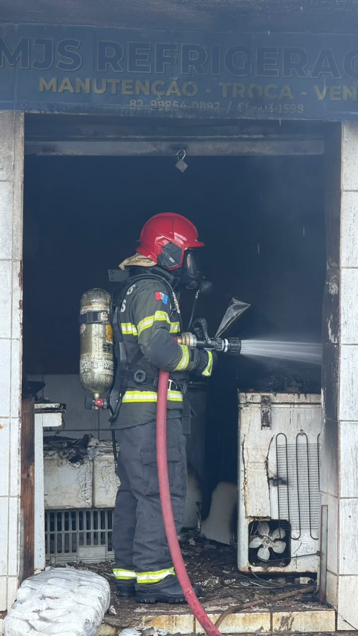 Incêndio atinge estabelecimento comercial no Alto do Cruzeiro, em Arapiraca