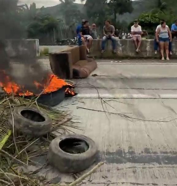 Moradores de Novo Lino bloqueiam a BR-101 em protesto