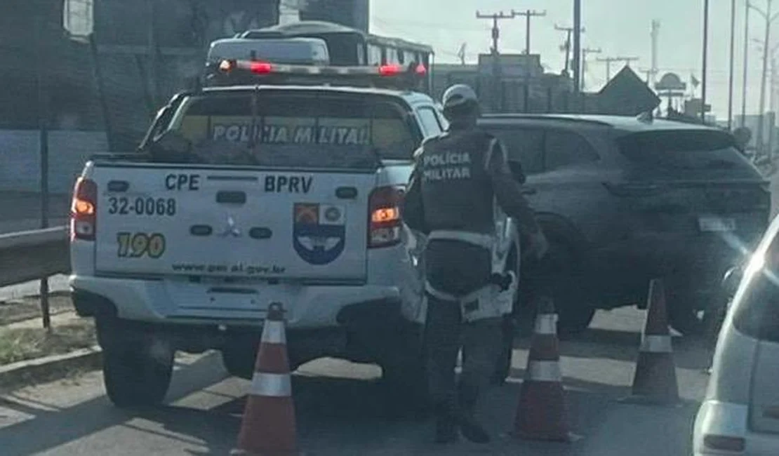 Motorista colide contra proteção na AL-220 e abandona carro em Arapiraca