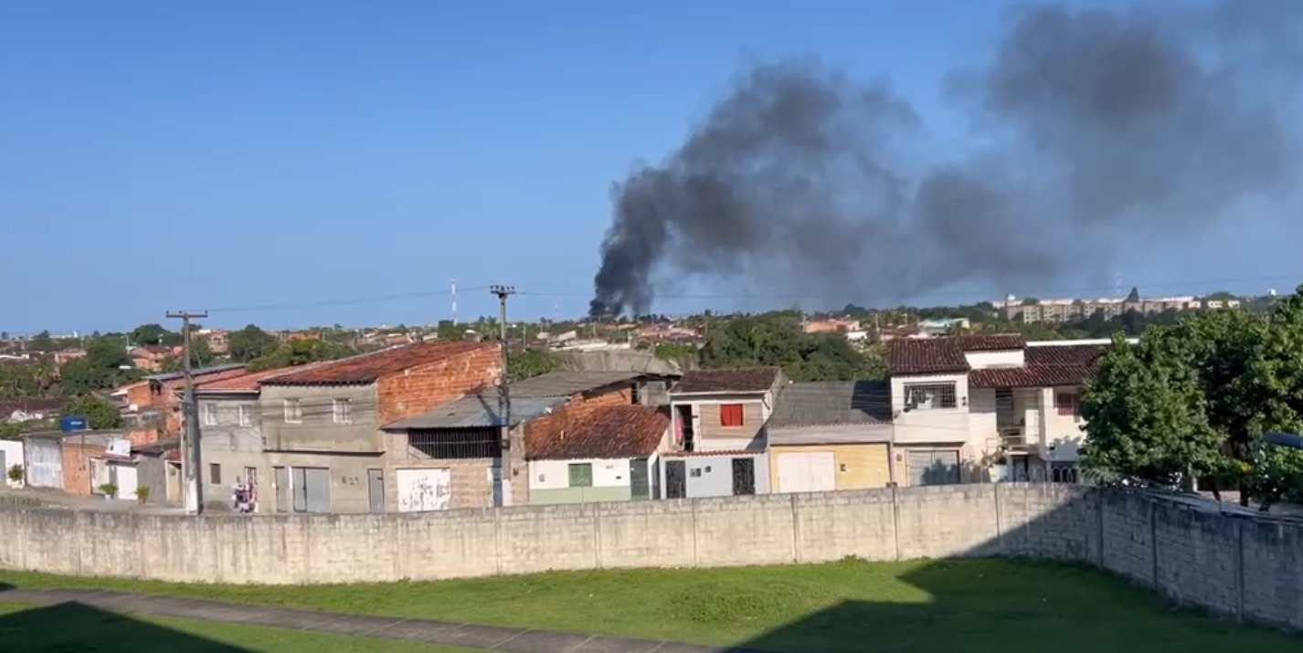 Incêndio em terreno baldio assusta moradores do Benedito Bentes